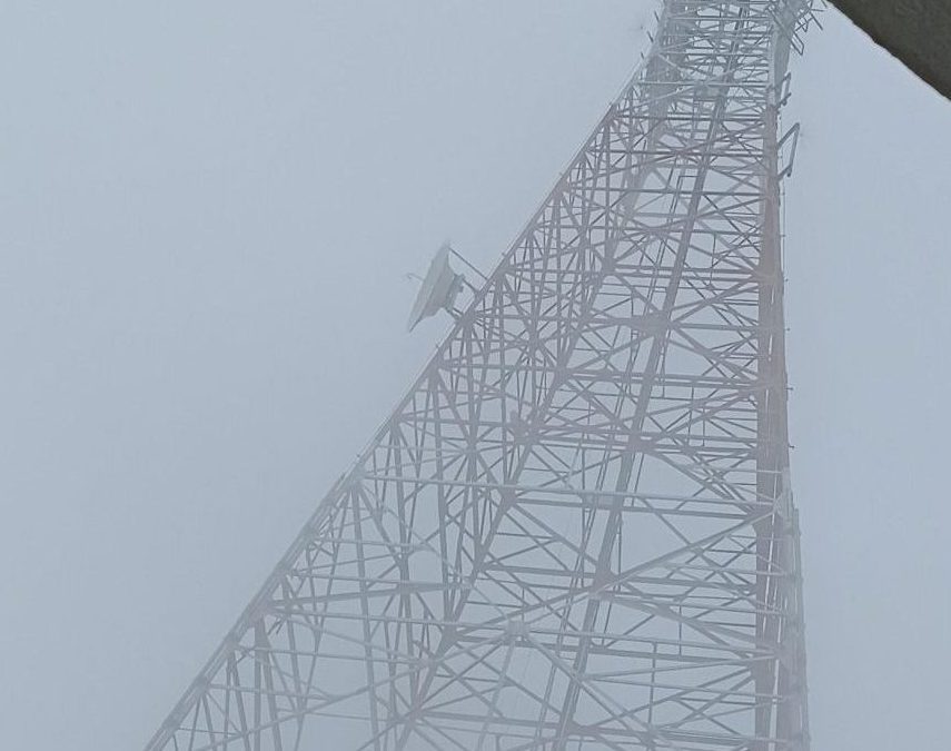 Torre de telecomunicaciones y obra civil